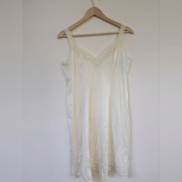 Vintage 1970s Vanity Fair Slip SILKY Cream White/Ivory Nylon Chemise Nightgown - Picture 1 of 4